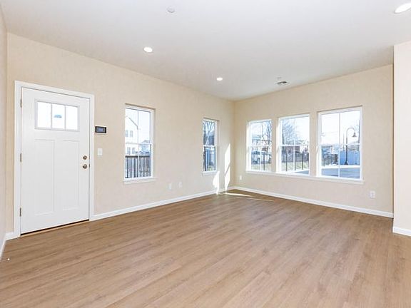 3rd image of 843 Lake Blvd #101