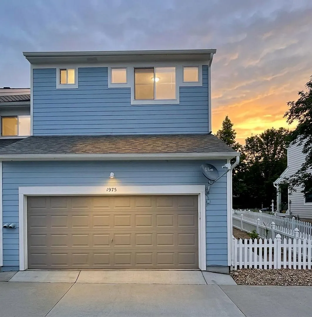Beautiful 2 Bedroom/2.5 Bath Townhome with 2 Car Attached Garage at Centerra, Loveland Colorado — Photo 2
