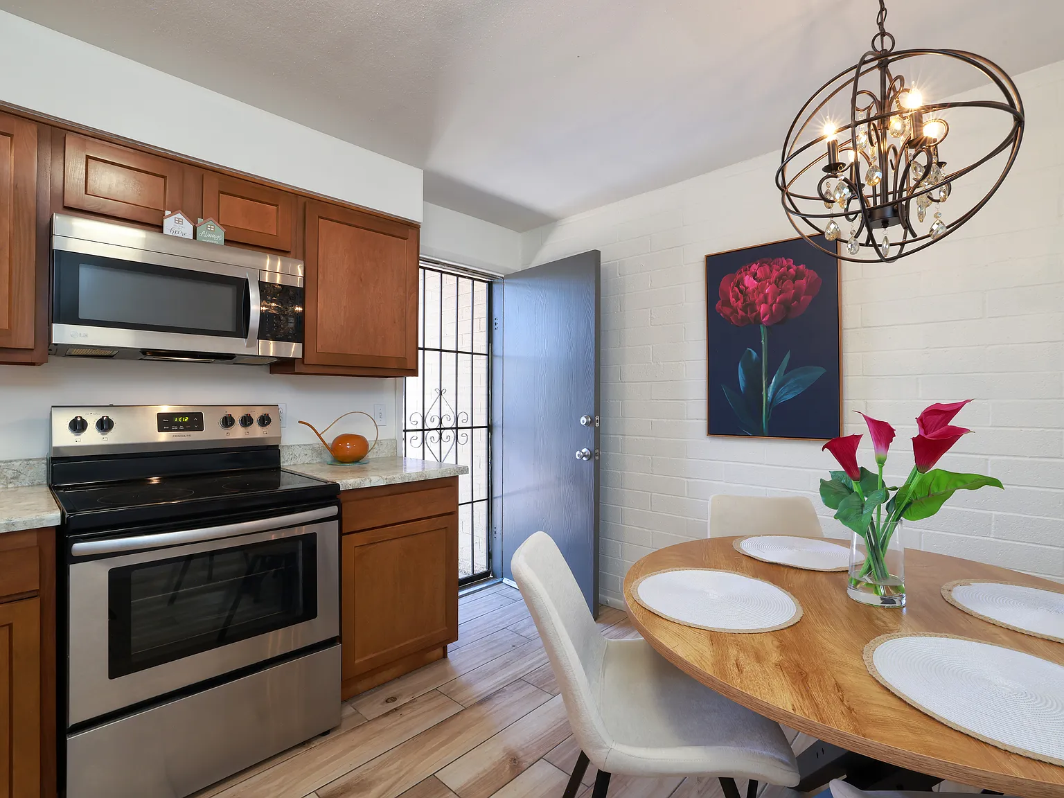 2 bed, 750 sqft, $1,600 — Photo 2