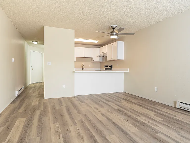 1 Bed 1 Bath w/ View - 750 Sq Ft 1 Bed 1 Bath w/ View - 750 Sq Ft