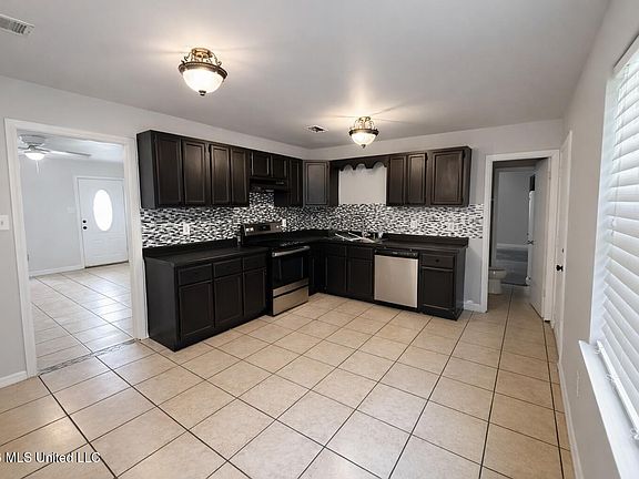 4th image of 1601 Lewis Ave