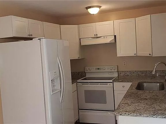 3rd image of 820 Central Dr