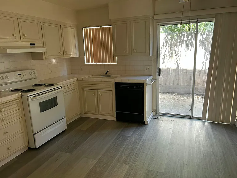 1351 Buckingham Way #5 — Photo 5