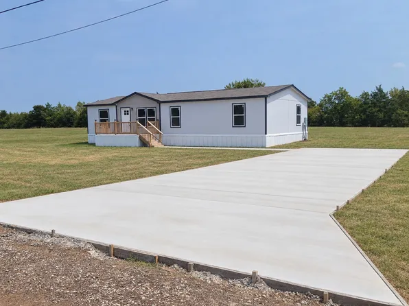355 Largo St, Bonham, TX 75418