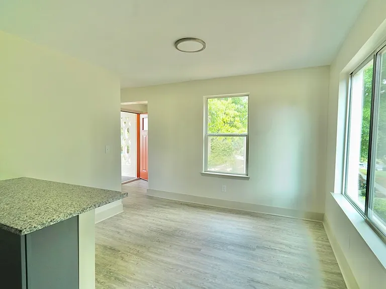 Emory Woods Apartments — Photo 15