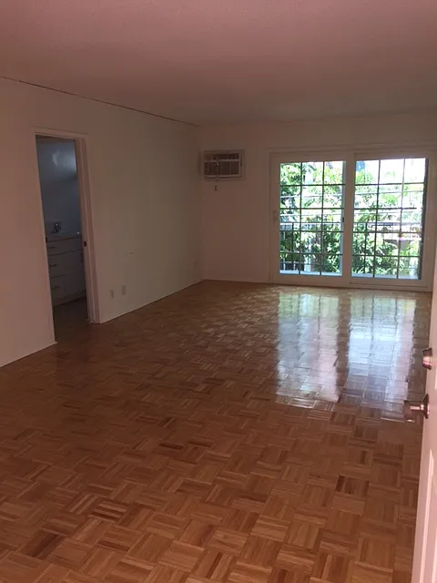 1370 Veteran Ave — Photo 4