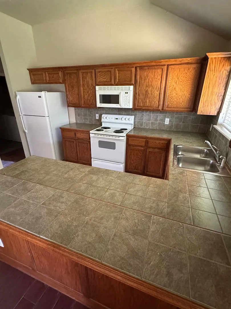 3 bedroom 2 bath home close to campus — Photo 4
