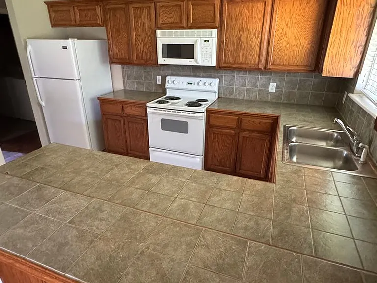 1629 Creekside Ln — Photo 4