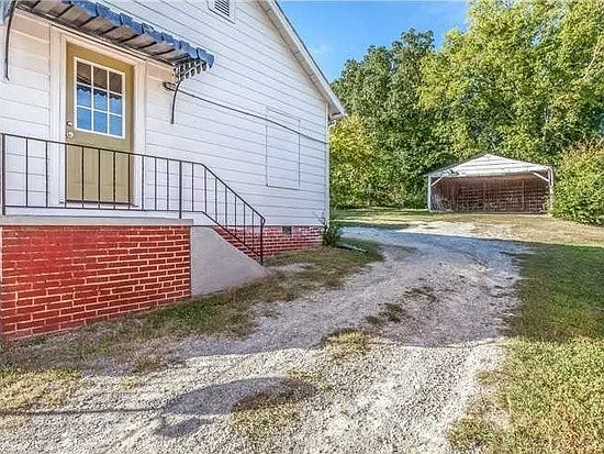 2 Bedroom Home in East Ridge — Photo 2
