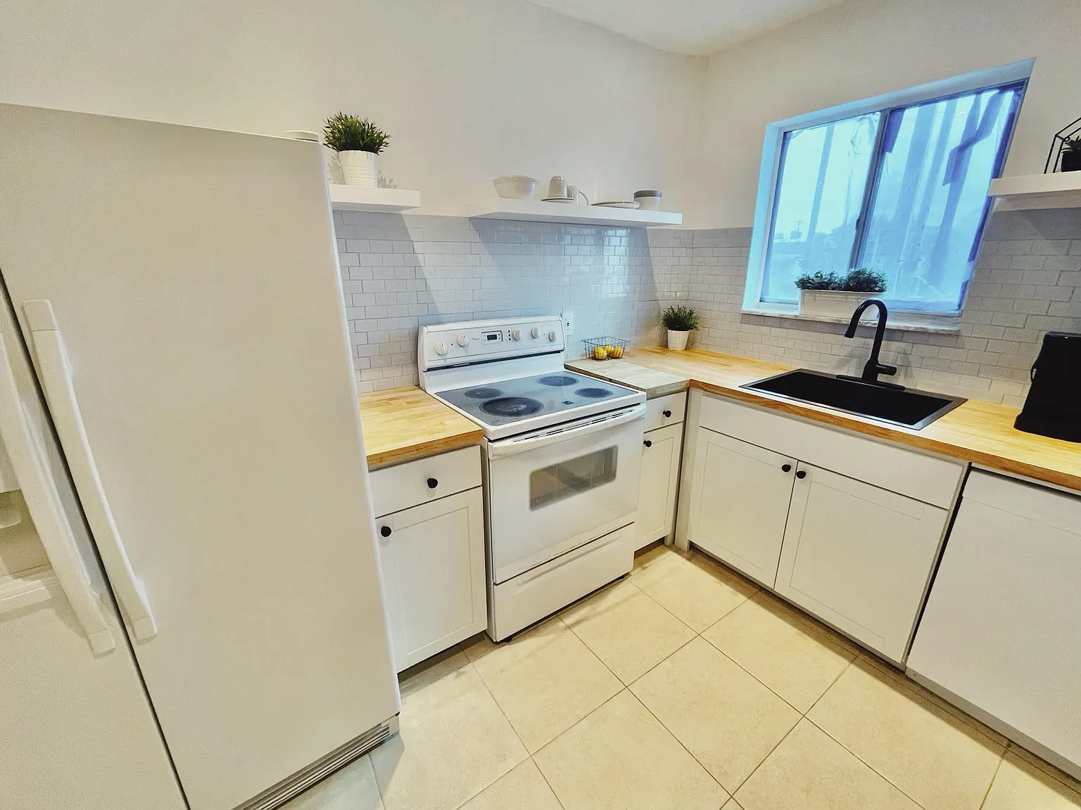 2 bed, 2.0 bath, 975 sqft, $1,950 — Photo 3