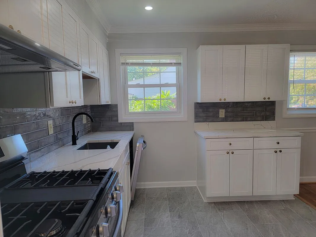 3 bed, 1.0 bath, 910 sqft, $2,600 — Photo 3