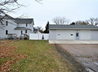 604 1st St W, Welcome, MN 56181