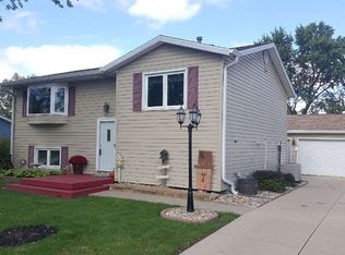 2008 Coachman Dr, Waterloo, IA 50701