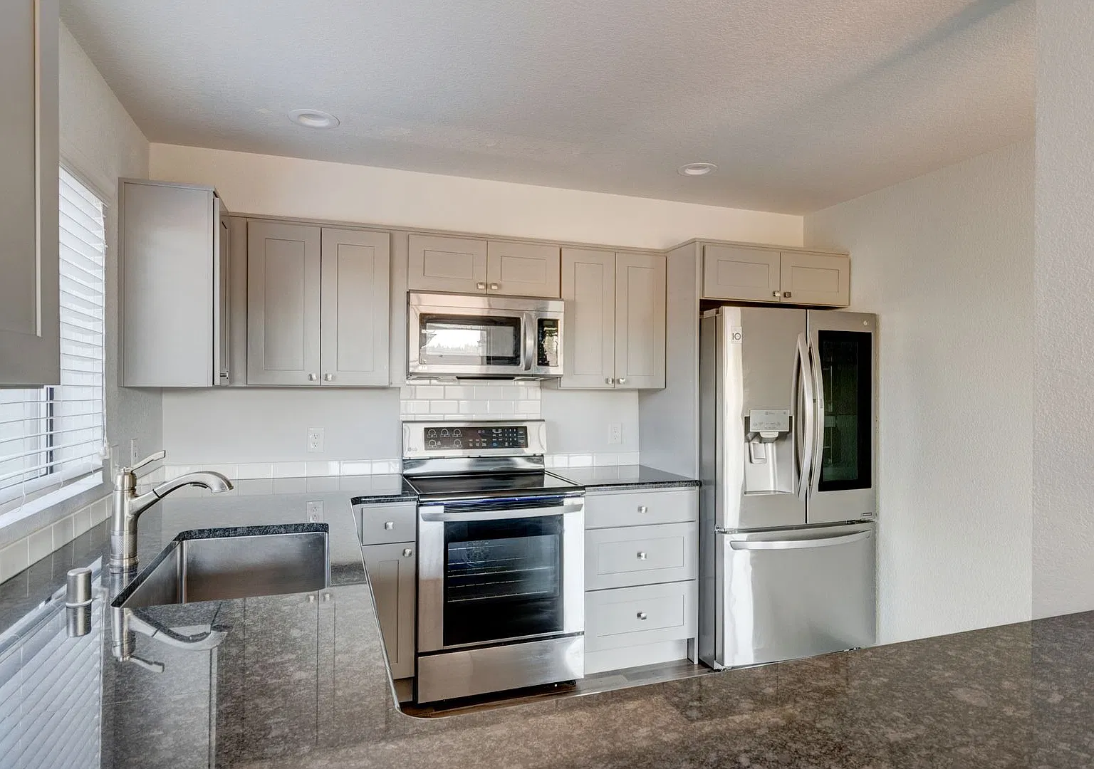 2 bed, 2 bath Remodeled Condo + Shared garage — Photo 1