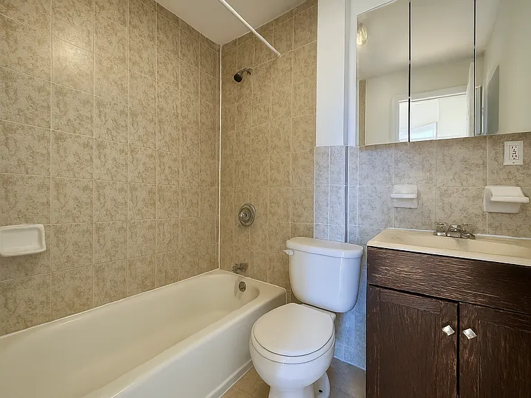 4 Gotham Ave #A — Photo 9