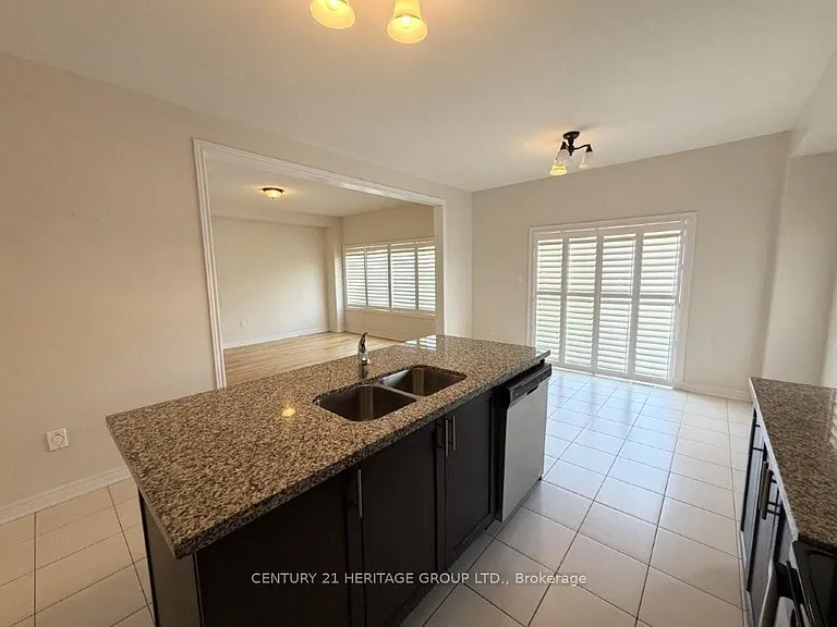 1449 Farrow Cres — Photo 7