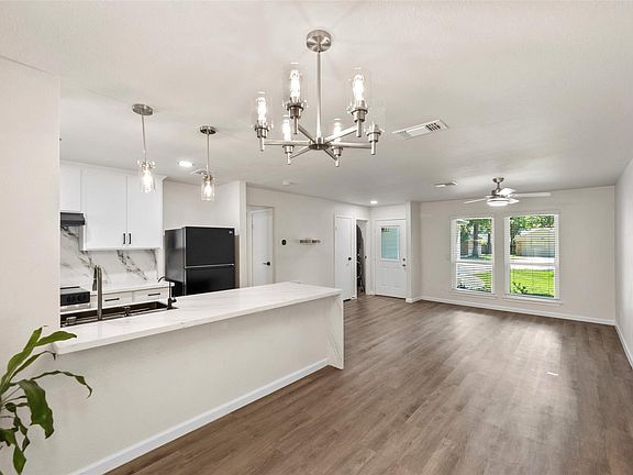 3rd image of 7 Hasting Oak Ct