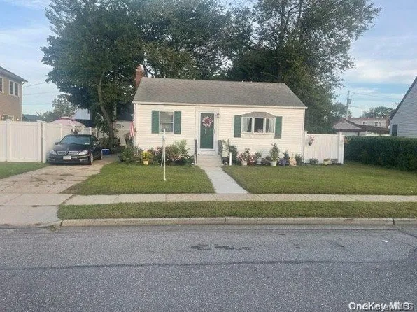 134 Lee Avenue, Hicksville, NY 11801