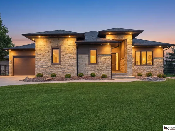 9700 Thornwood Cir, Lincoln, NE 68512