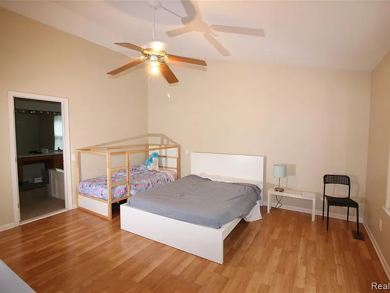 193 Saxon Ct — Photo 12