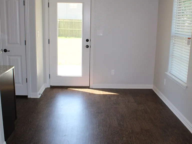 208 W Lake St — Photo 5