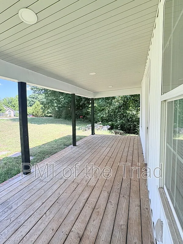 3 bed, 2.0 bath, 1164 sqft, $1,440 — Photo 3