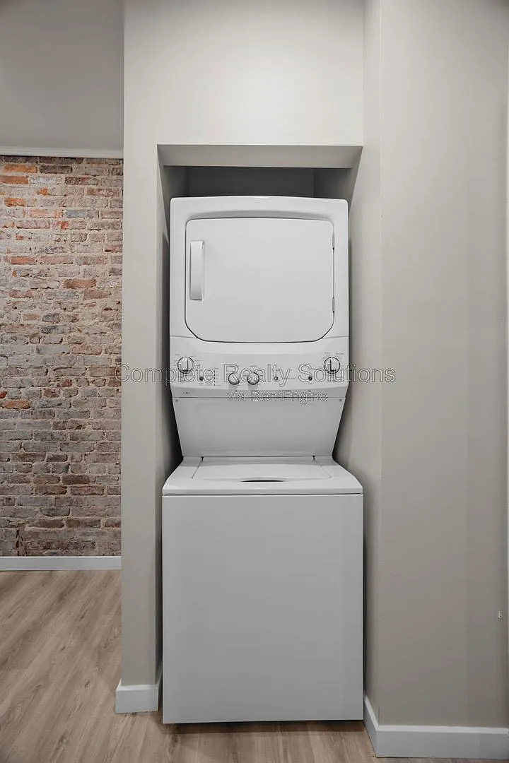 2 bed, 2.0 bath, 930 sqft, $1,350 — Photo 3