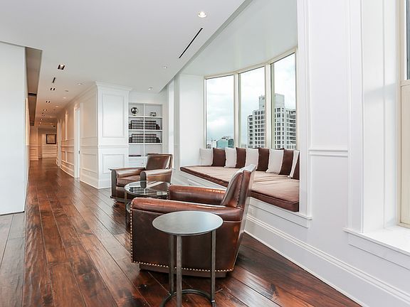 5th image of 25 E Superior St APT 5001