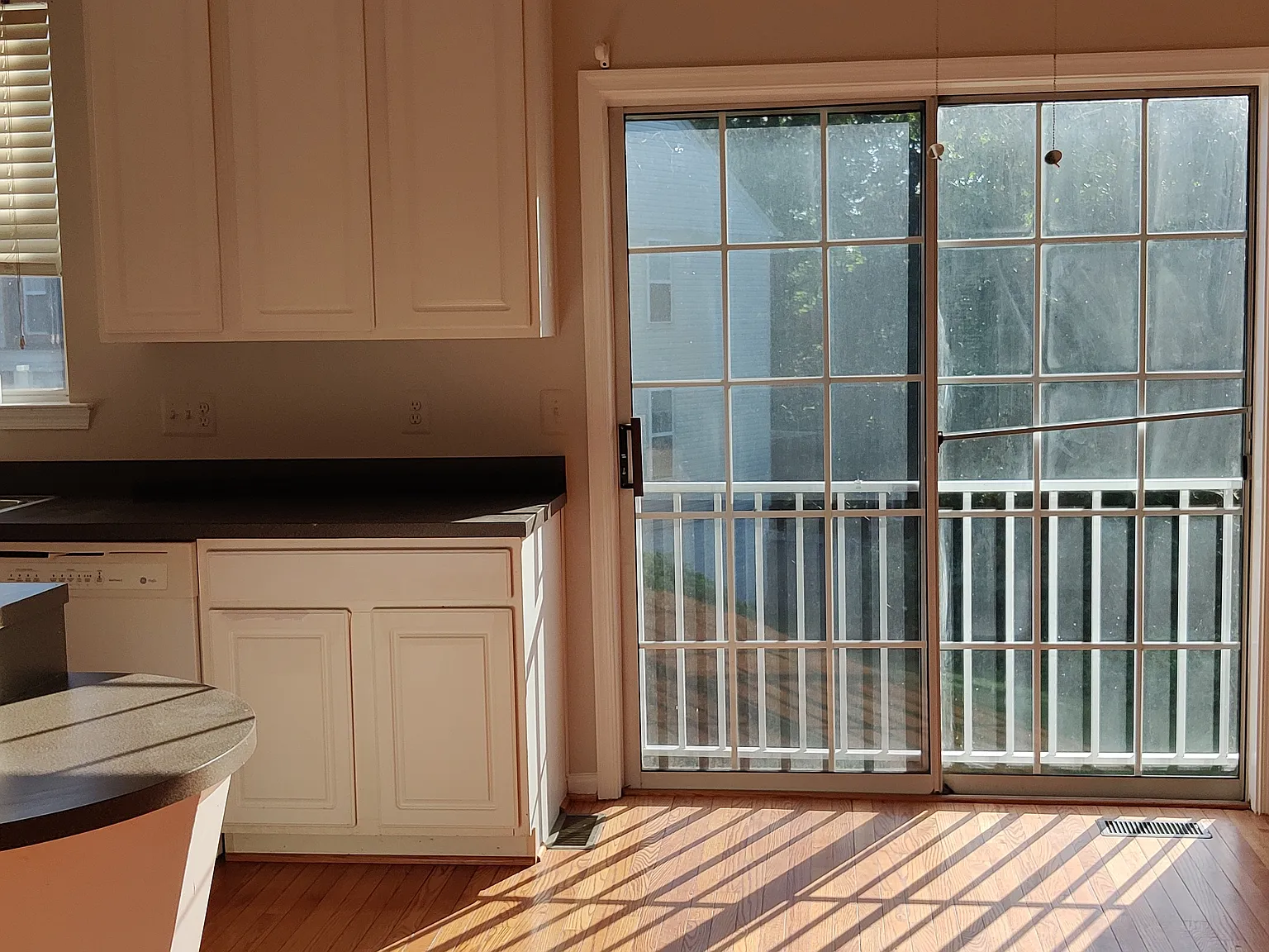 3 bed, 1960 sqft, $3,000 — Photo 4