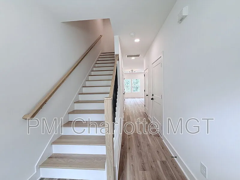 3 bed, 2.5 bath, 1410 sqft, $2,099 — Photo 4