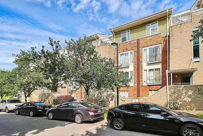 525 Donatello Ave #525 — Photo 3