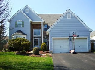 19 Scenic Dr, Dayton, NJ
