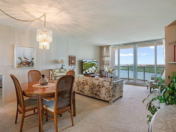 4th image of 100 Bayview Dr APT 1620