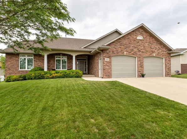 5610 Clay Ridge Dr, Dubuque, IA 52002