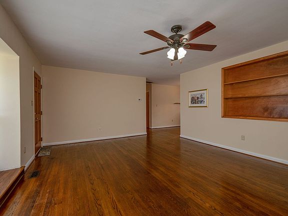 4th image of 301 Latham Dr