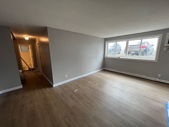 5th image of 121 Hoyt Ave W #2