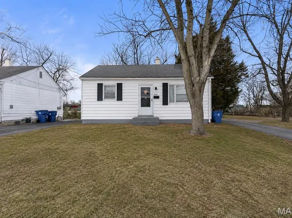 3743 Wright Ave, Saint Ann, MO 63074