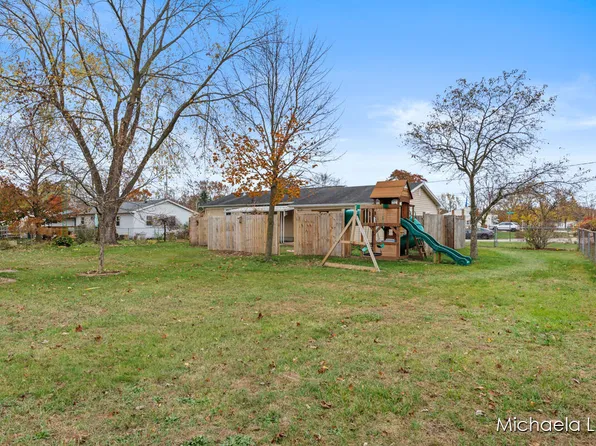 5190 Wallingford Dr NW, Comstock Park, MI 49321