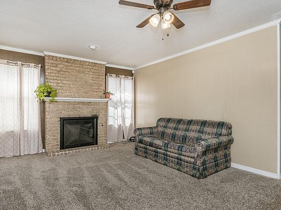 5th image of 1704 Holly Ln