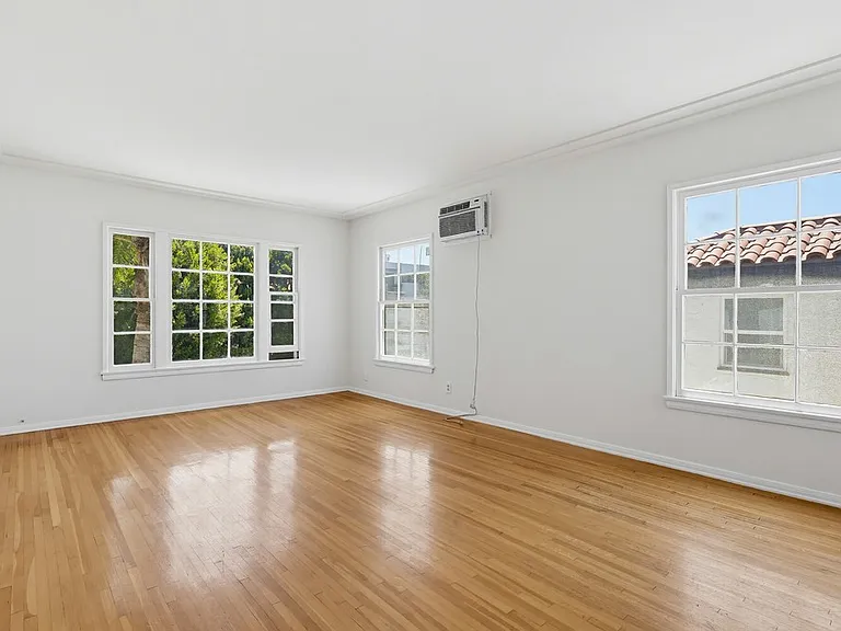 455 N Hayworth Ave — Photo 11