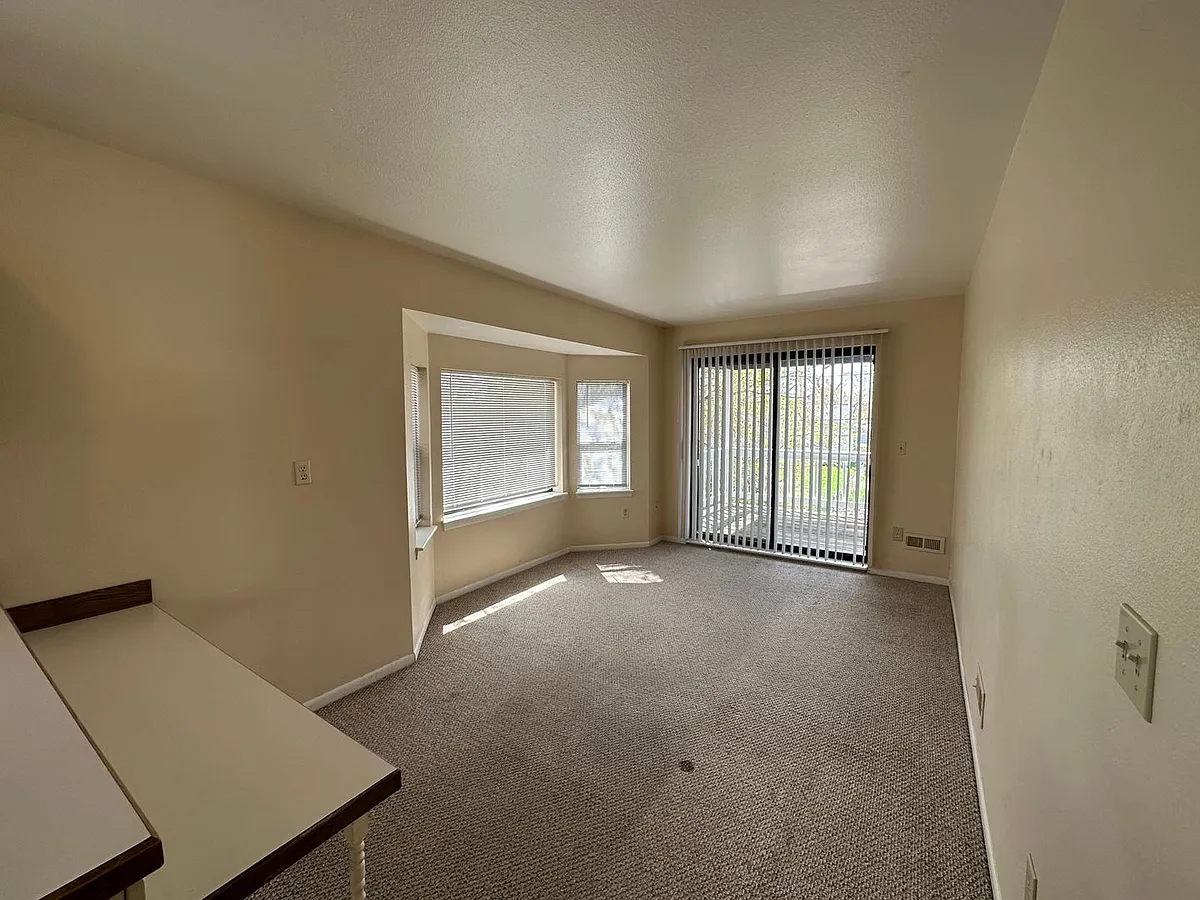 Building Photo - 106 E Chester St #A & B