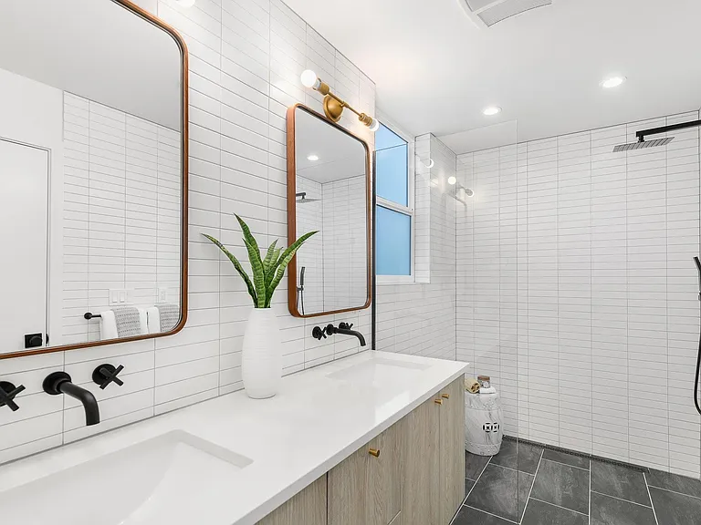 2408 Dexter Ave N #E — Photo 10