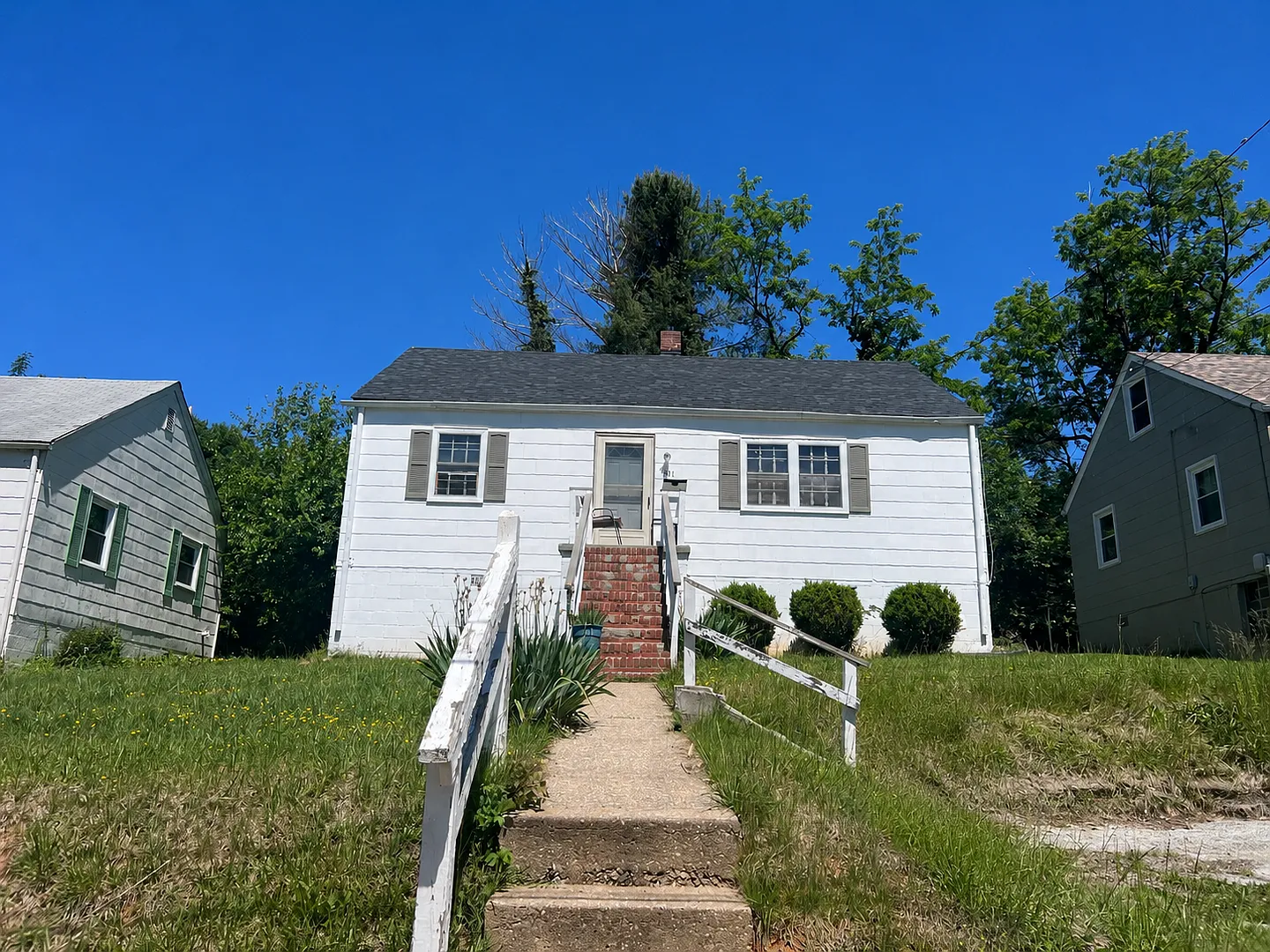 One Level House Near Fort Avenue — Photo 1
