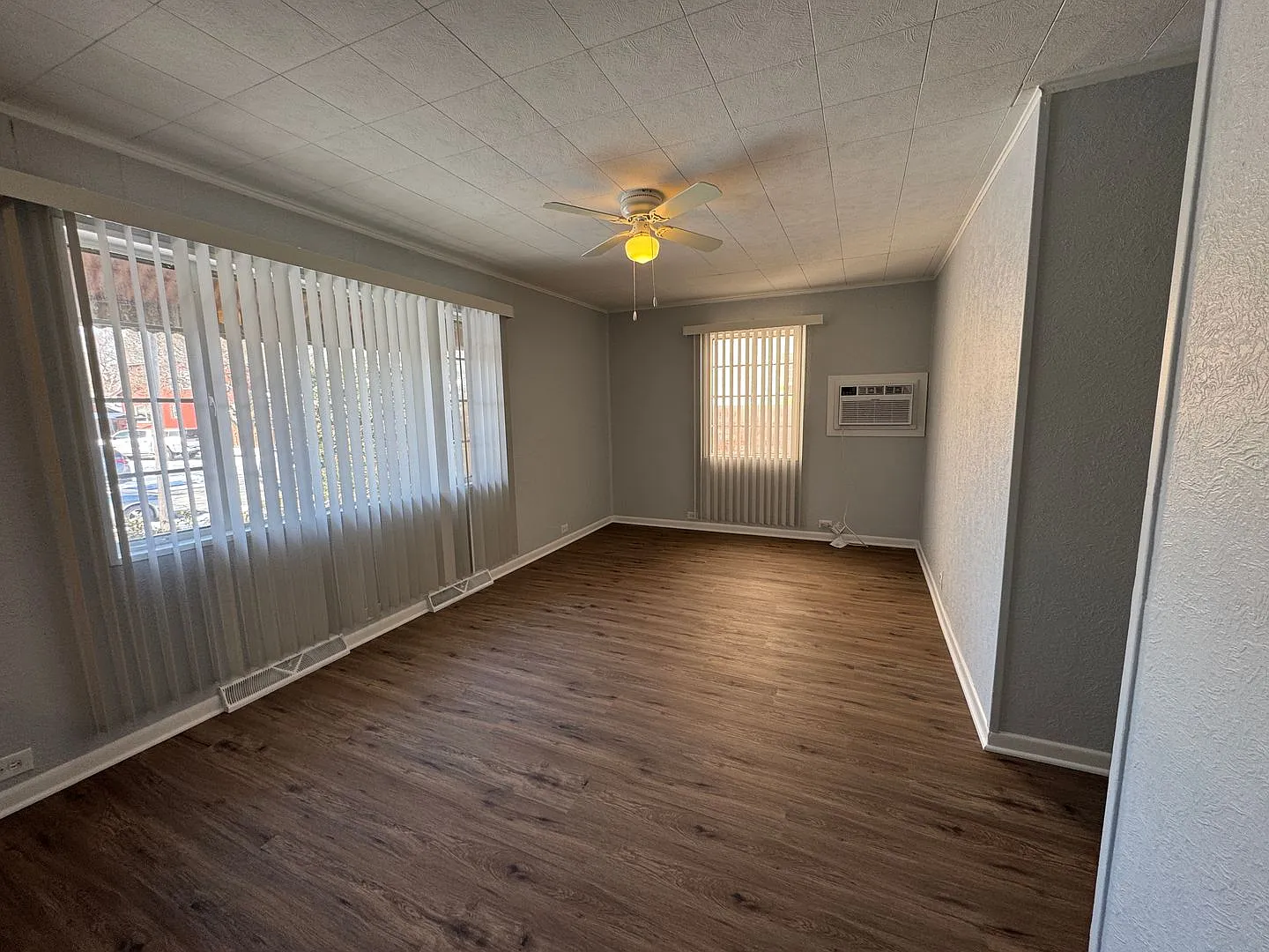 Spacious 3 Bedroom 2 Bath Harwood Heights Home for Lease — Photo 2