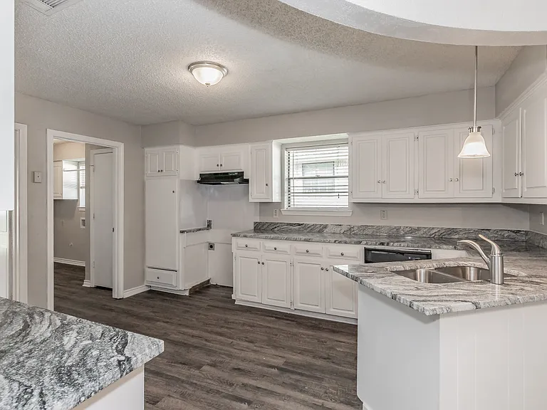 3008 Apple Valley Dr — Photo 43