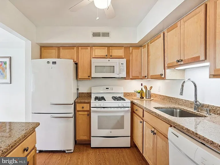 10 Monroe St #302 — Photo 11