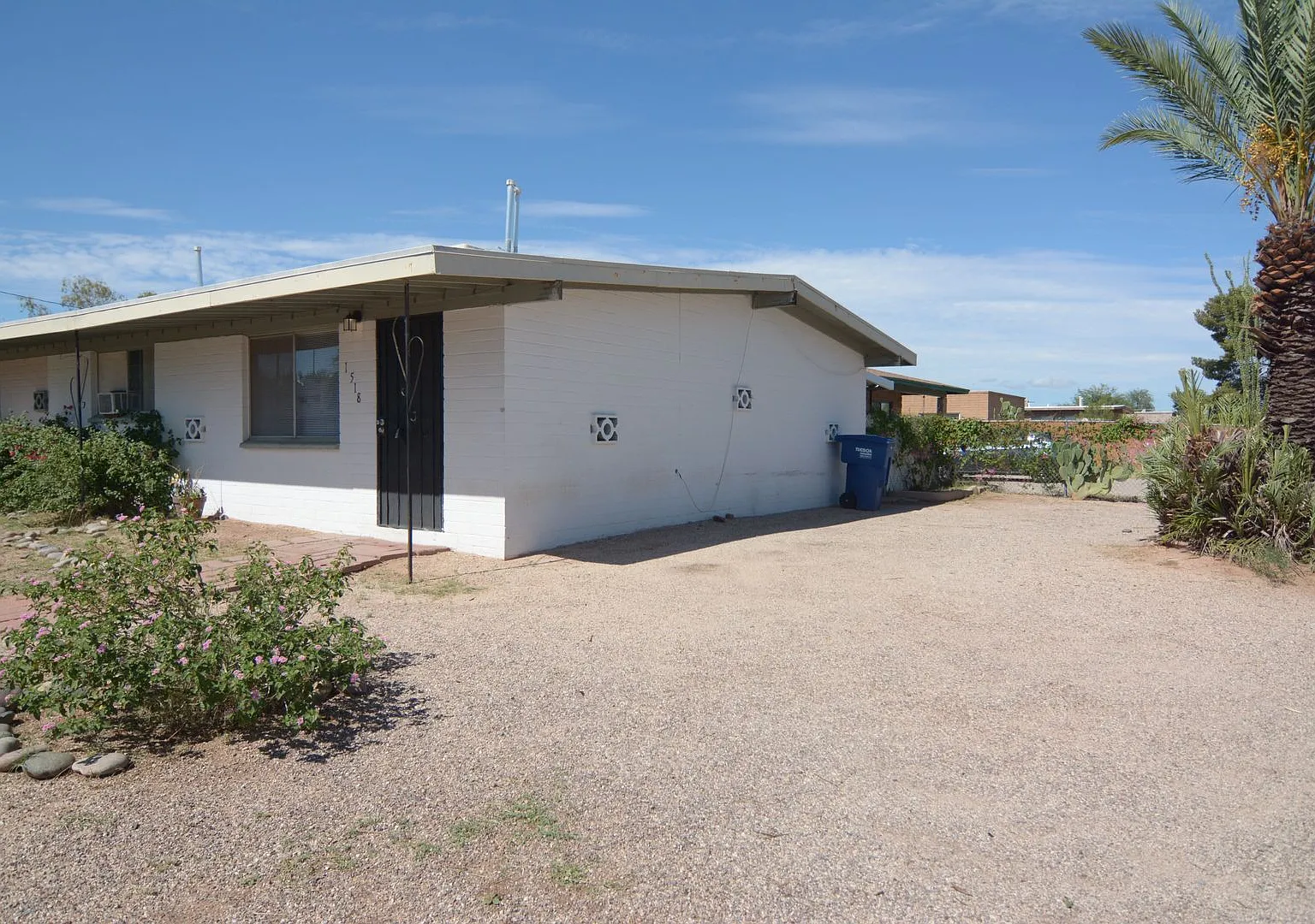 Charming 2 Bedroom 1 Bath Duplex! Great Central Location! — Photo 2