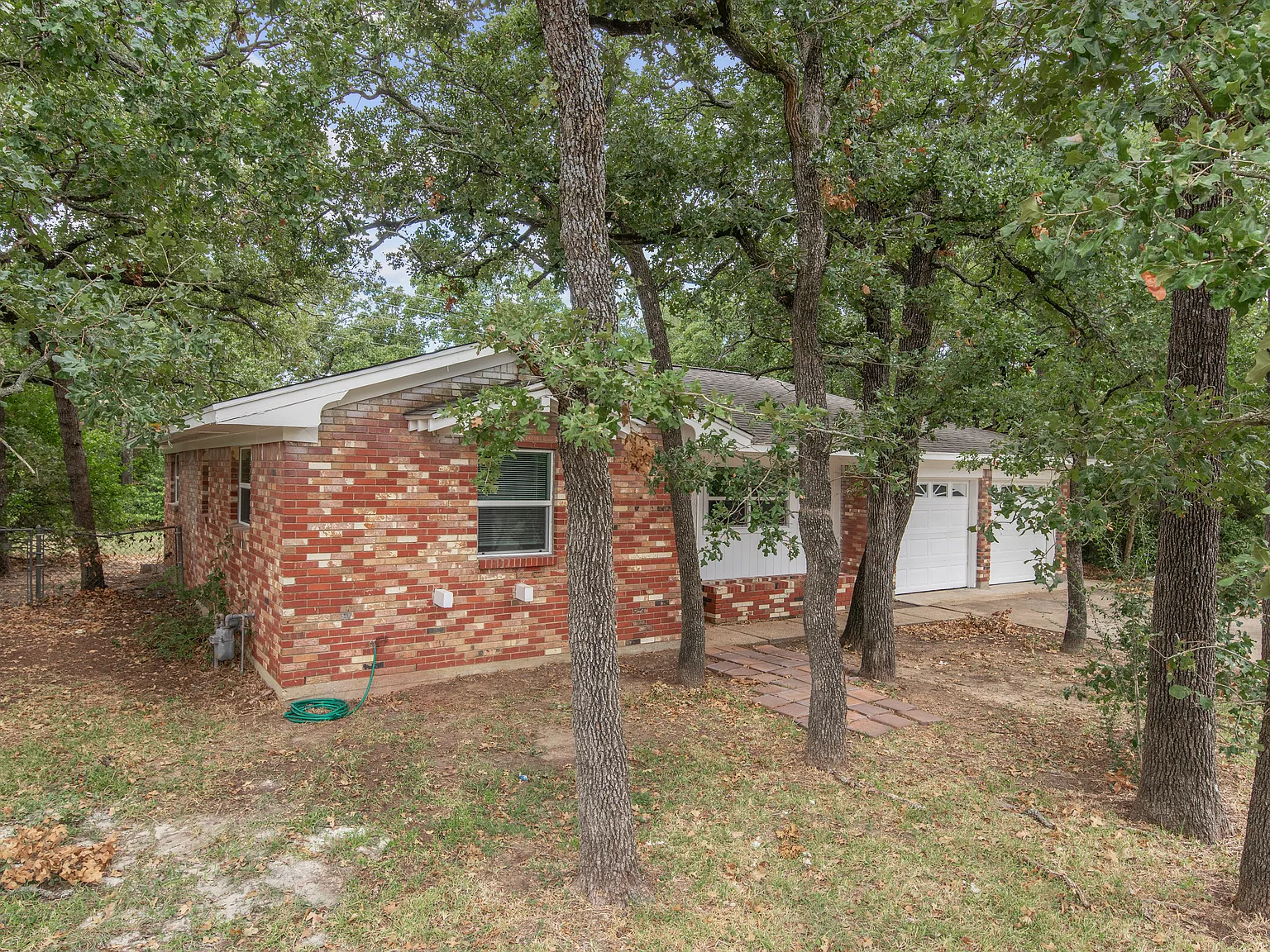3 bed, 1200 sqft, $2,200 — Photo 2