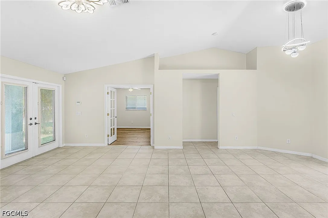 4 bed, 2.0 bath, 1638 sqft, $2,400 — Photo 2