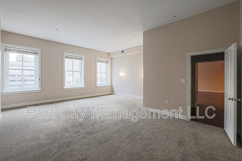 4 bed, 2.0 bath, 2300 sqft, $3,200 — Photo 4